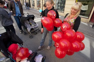 Bild: Ballongutdelning på 1 maj 2011