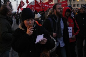 Bild: en av talkörsledarna på 8 mars 2011