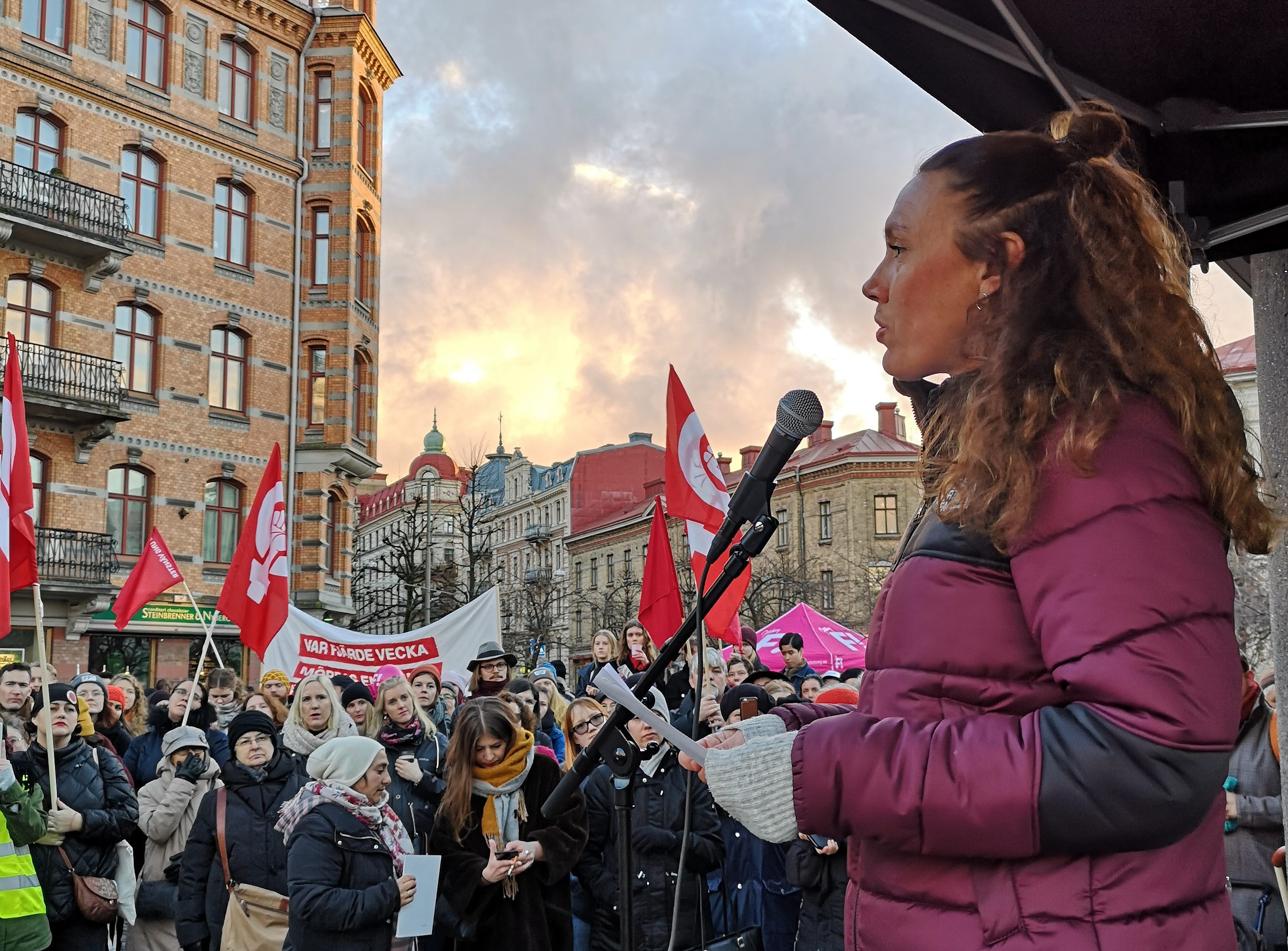 Maj Karlsson håller tal. Åskådarna lyssnar.