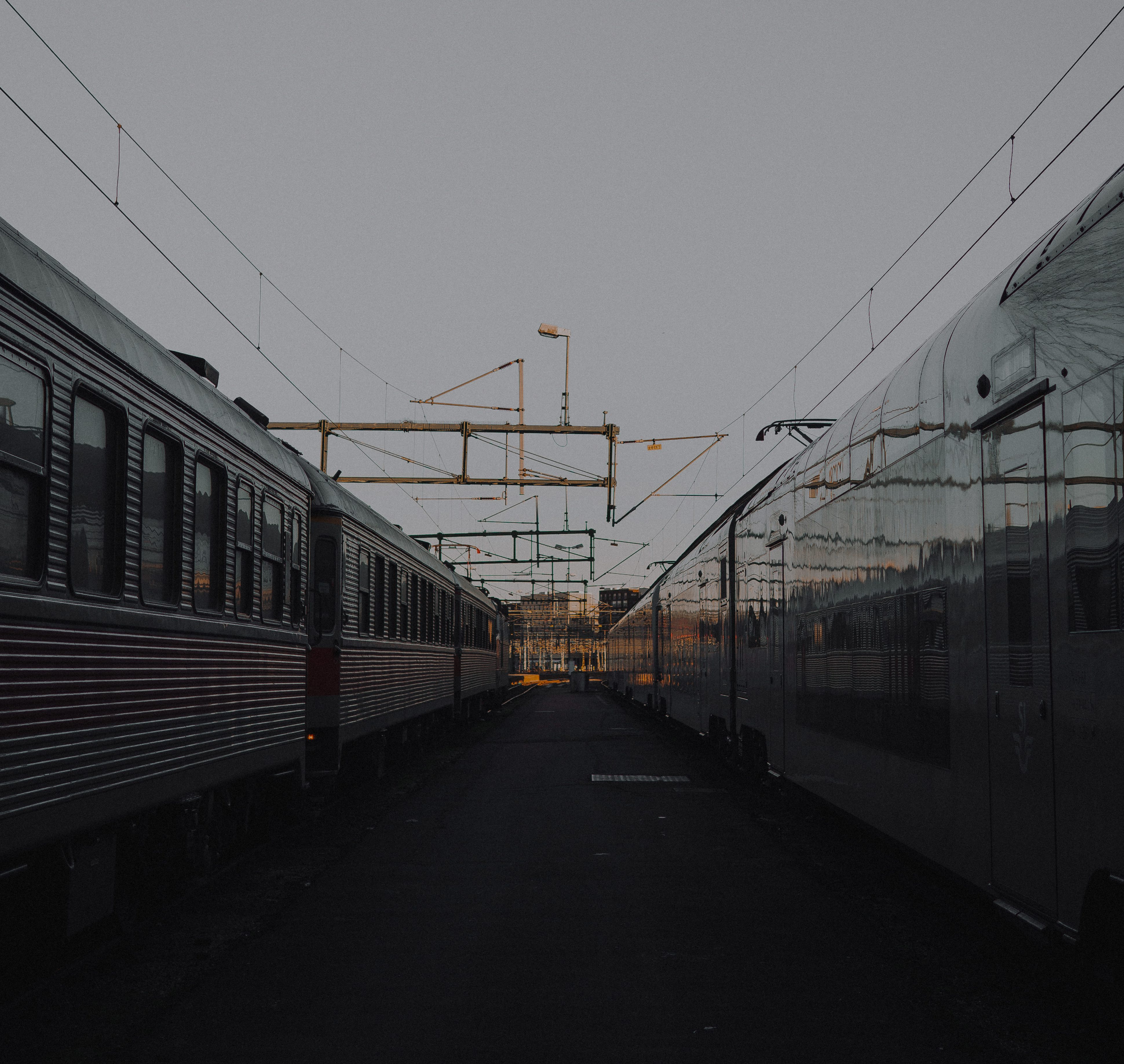 tåg på stationen i skymning