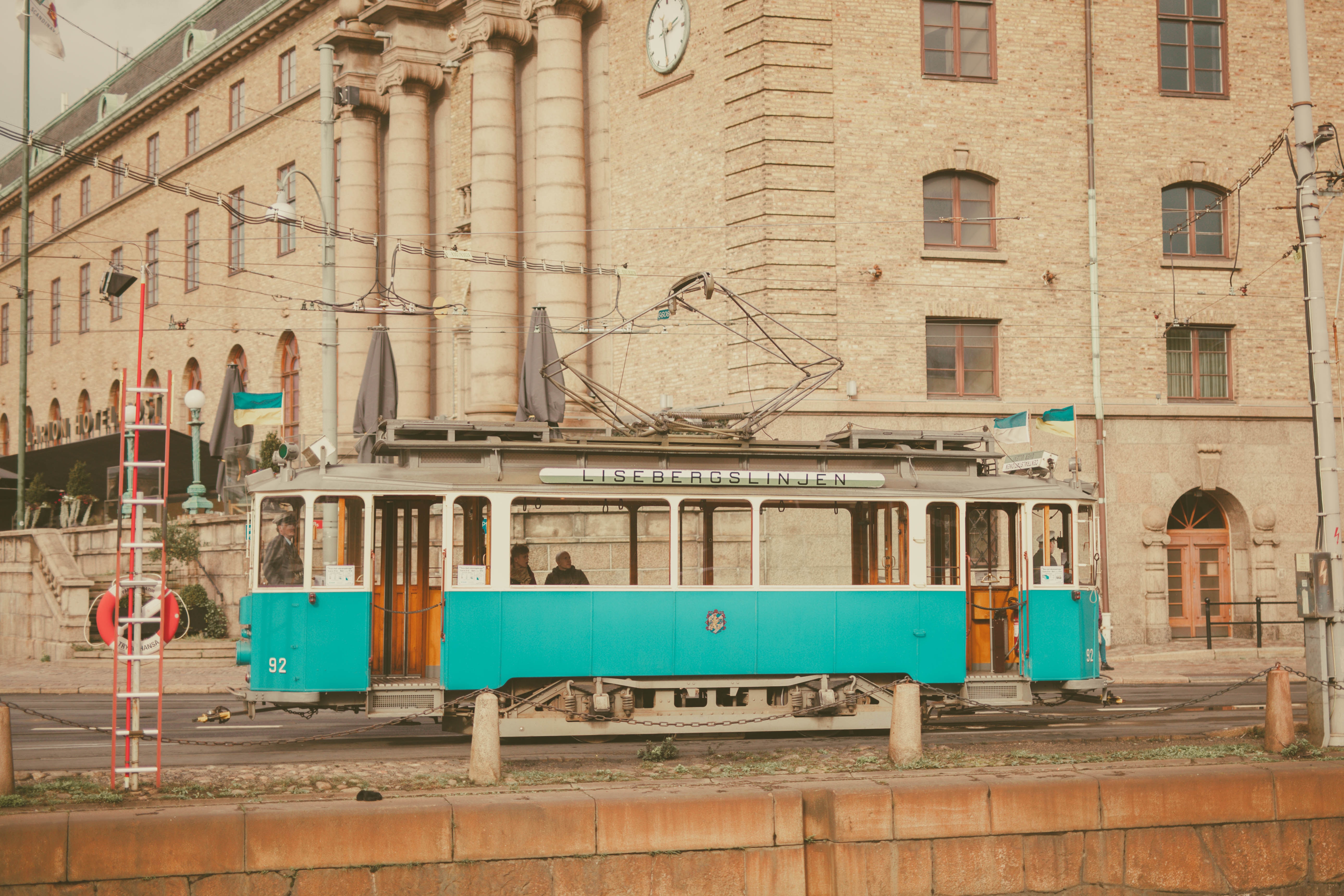 Lisebergsvagnen åker förbi centralstationen