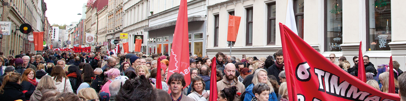 Bild på massor av människor på andra lång under 1 maj