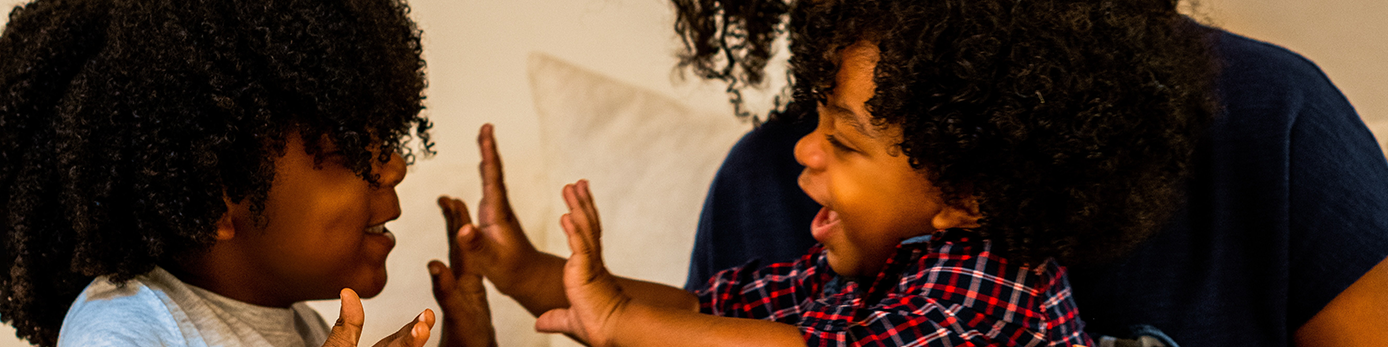 Bild på två barn som tar i varandras händer