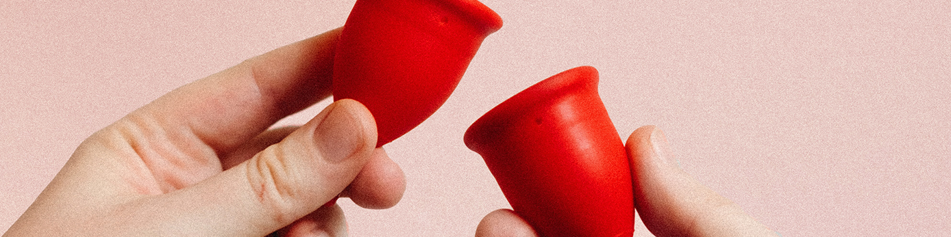 Bild på två röda menskoppar