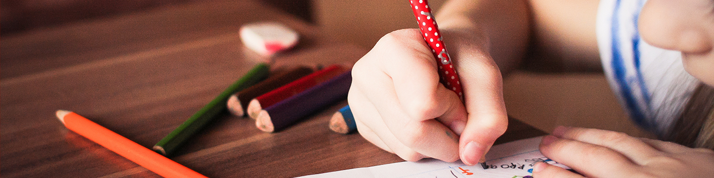 Bild på ett barn som skriver