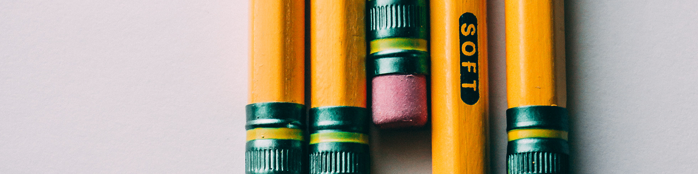 Bild på pennor mot en grå bakgrund