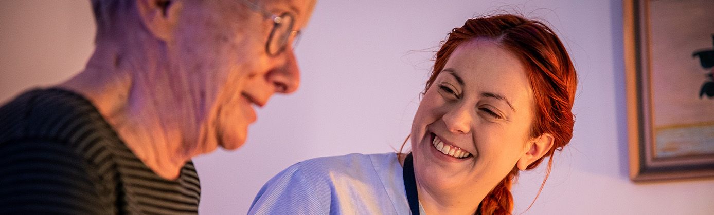 Bild på personal och en äldre person på ett äldreboende