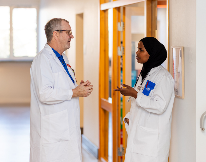 två läkare som pratar i sjukhuskorridor