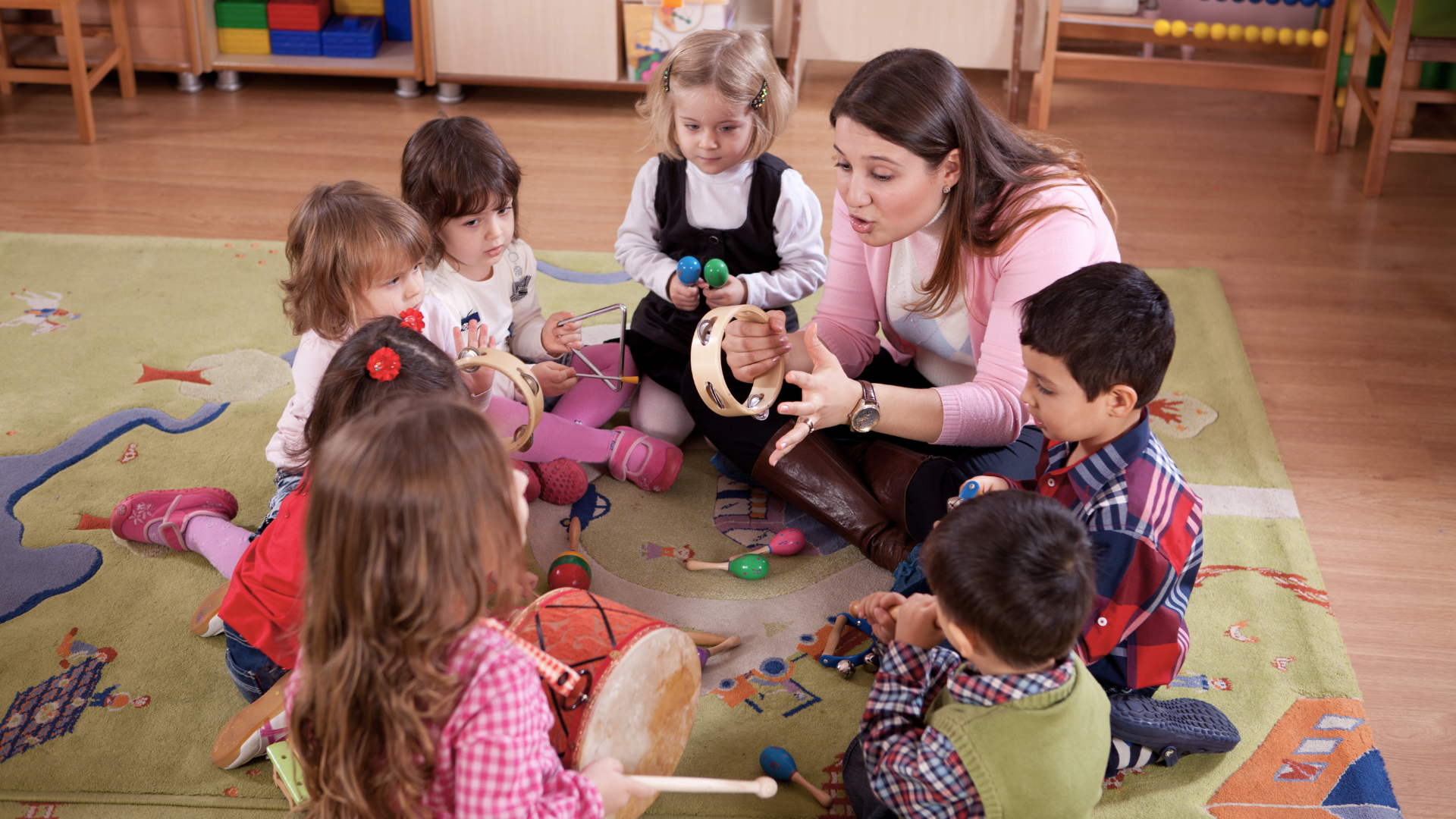 Förskoleklass med pedagog