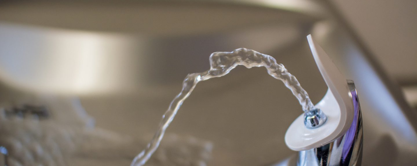 Närbild på en dricksvattenfontän som sprutar vatten.