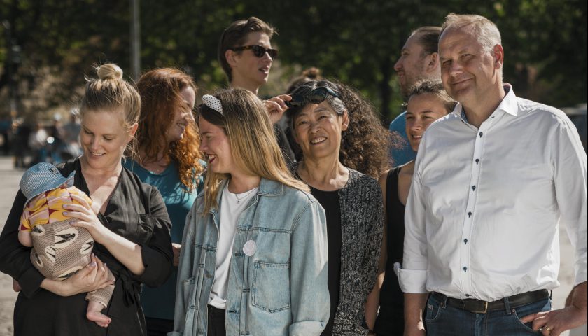 Liten folksamling på nio personer med bland. Jonas Sjöstedt är med.