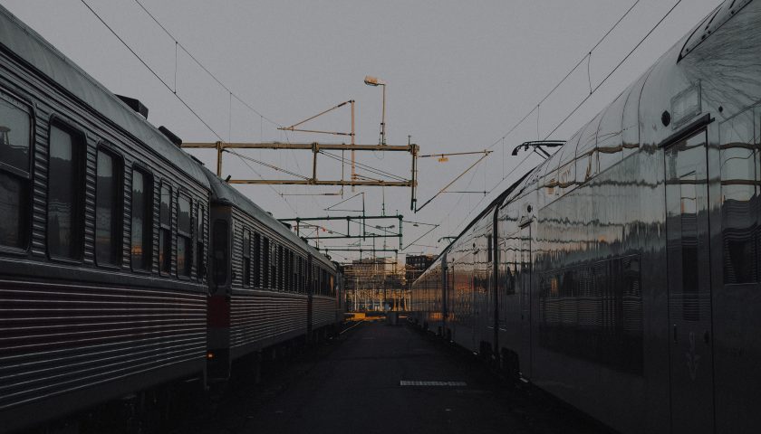 tåg på stationen i skymning