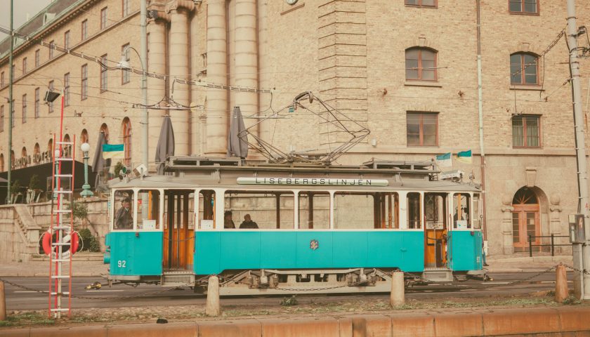 Lisebergsvagnen åker förbi centralstationen