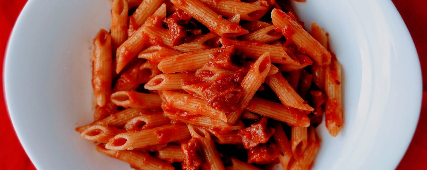 Djup tallrik full av pasta med tomatsås