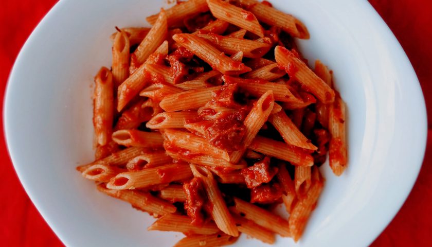 Djup tallrik full av pasta med tomatsås