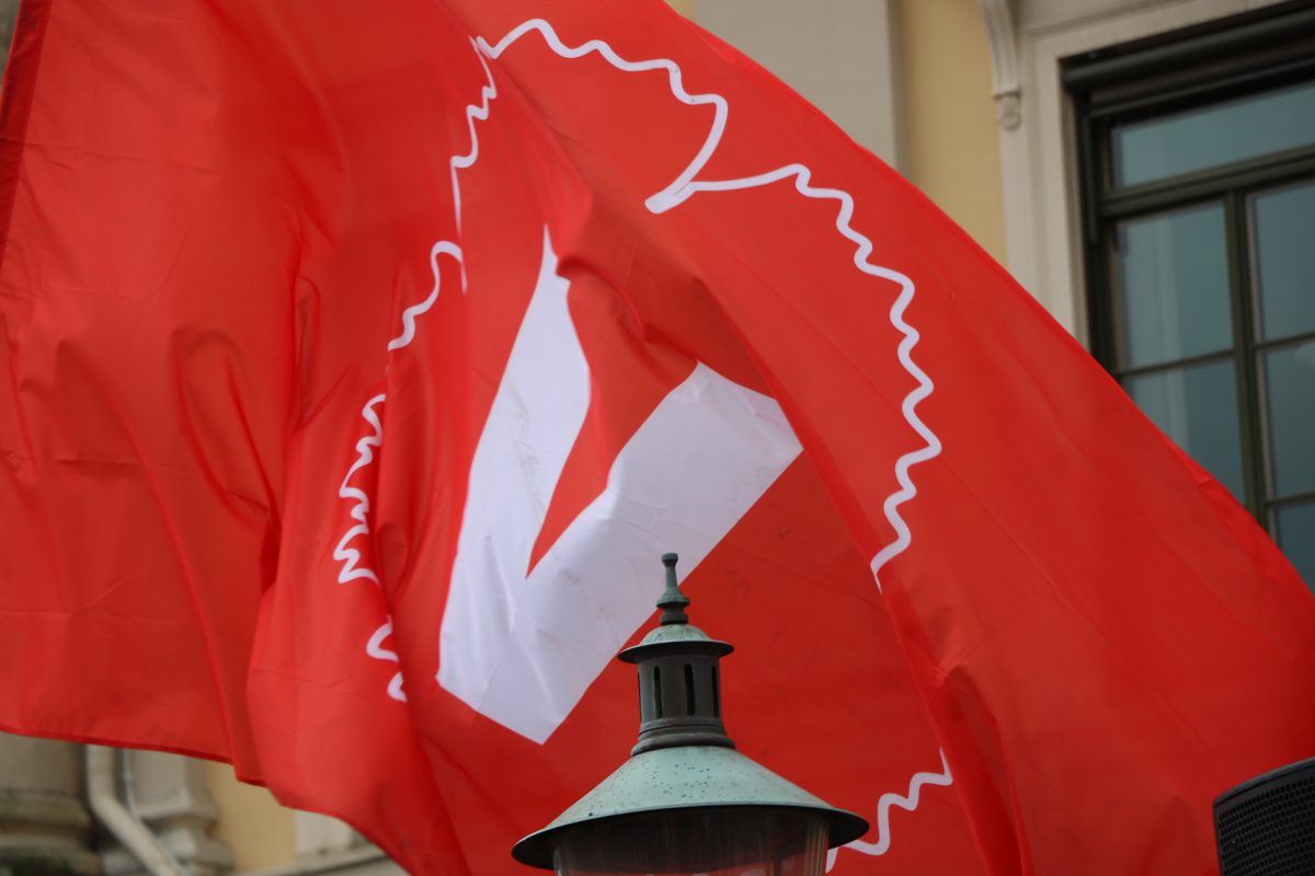 Vänsterpartiets röda flagga med loggan i mitten