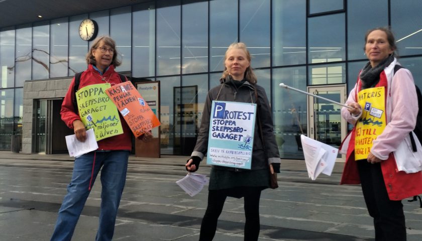 Tre protestanter utanför Stenpirens resecentrum