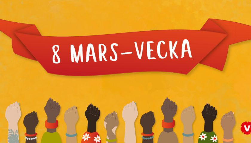 8 mars-vecka. Vit text i röd banderoll mot orange botten. Knutna kvinnonävar i nederkant.