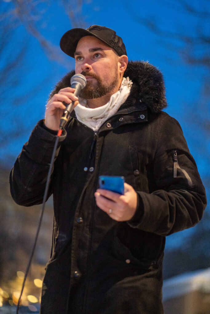 Christian Larsson höll tal under dagens Prisprotest i Göteborg