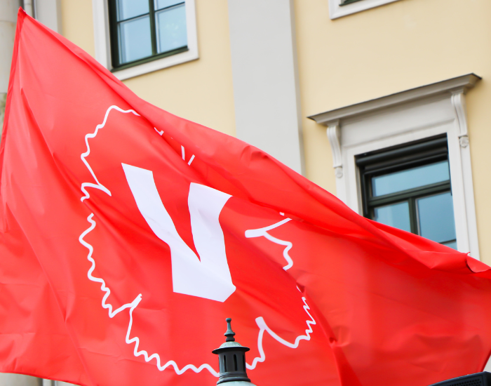 V-flagga framför stadshuset
