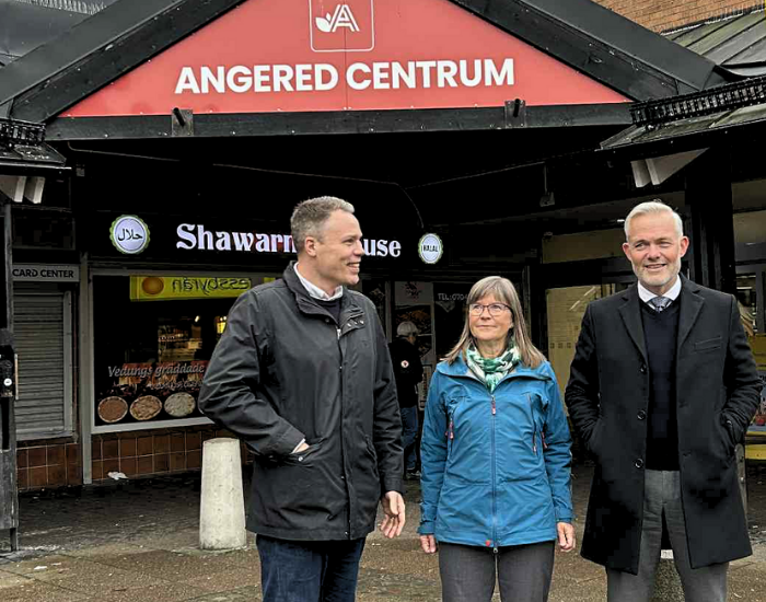Gruppledarna för V, MP och S i Göteborg på Angereds torg